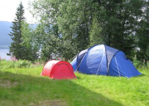 Zwei kleine Zelte am See